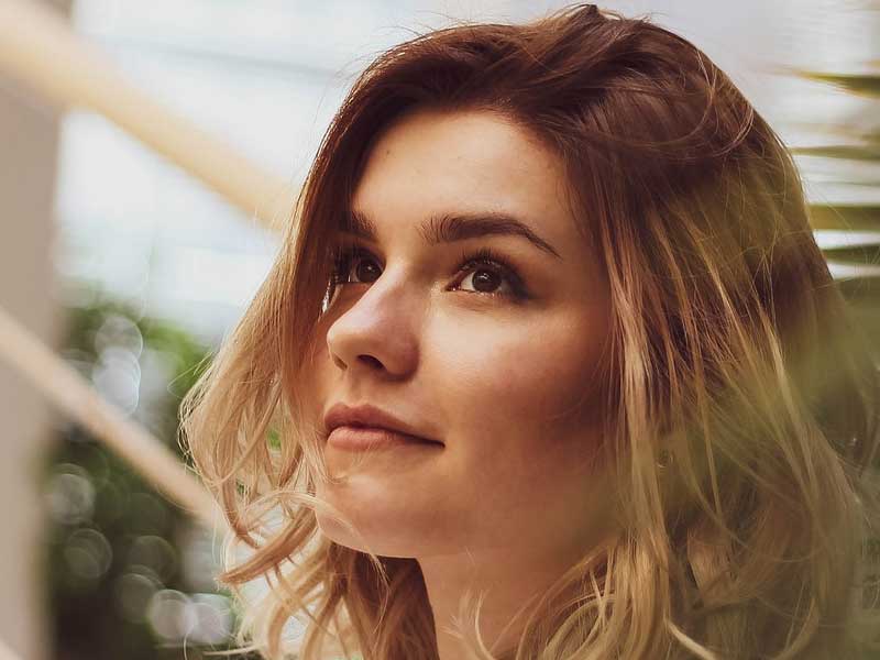 17 Signs A Girl Likes You But Is Trying Not To Show It 2 She often smiles at you